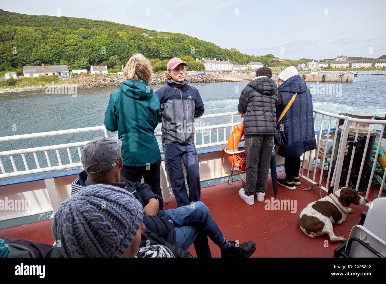 touristes quittant la baie de l'église après une excursion d'une journée sur l'esprit du ferry rathlin île rathlin, comté d'antrim, irlande du nord, royaume-uni Banque D'Images