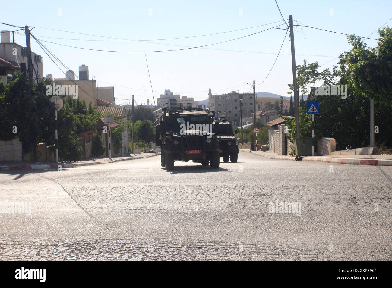 Les forces de l'armée israélienne encerclent et attaquent la maison d'Ammar Odeh à Salfit, Nord de la Cisjordanie les forces de l'armée israélienne encerclent et attaquent la maison d'Ammar Odeh à Salfit, Nord de la Cisjordanie, le 4 août 2024. L'auteur de l'attaque dans la région de Holon près de tel Aviv. Photo Mohammed Nasser apaimages Salfit Cisjordanie territoire palestinien 040824 Salfit MN 0016 Copyright : xapaimagesxMohammedxNasserxxapaimagesx Banque D'Images