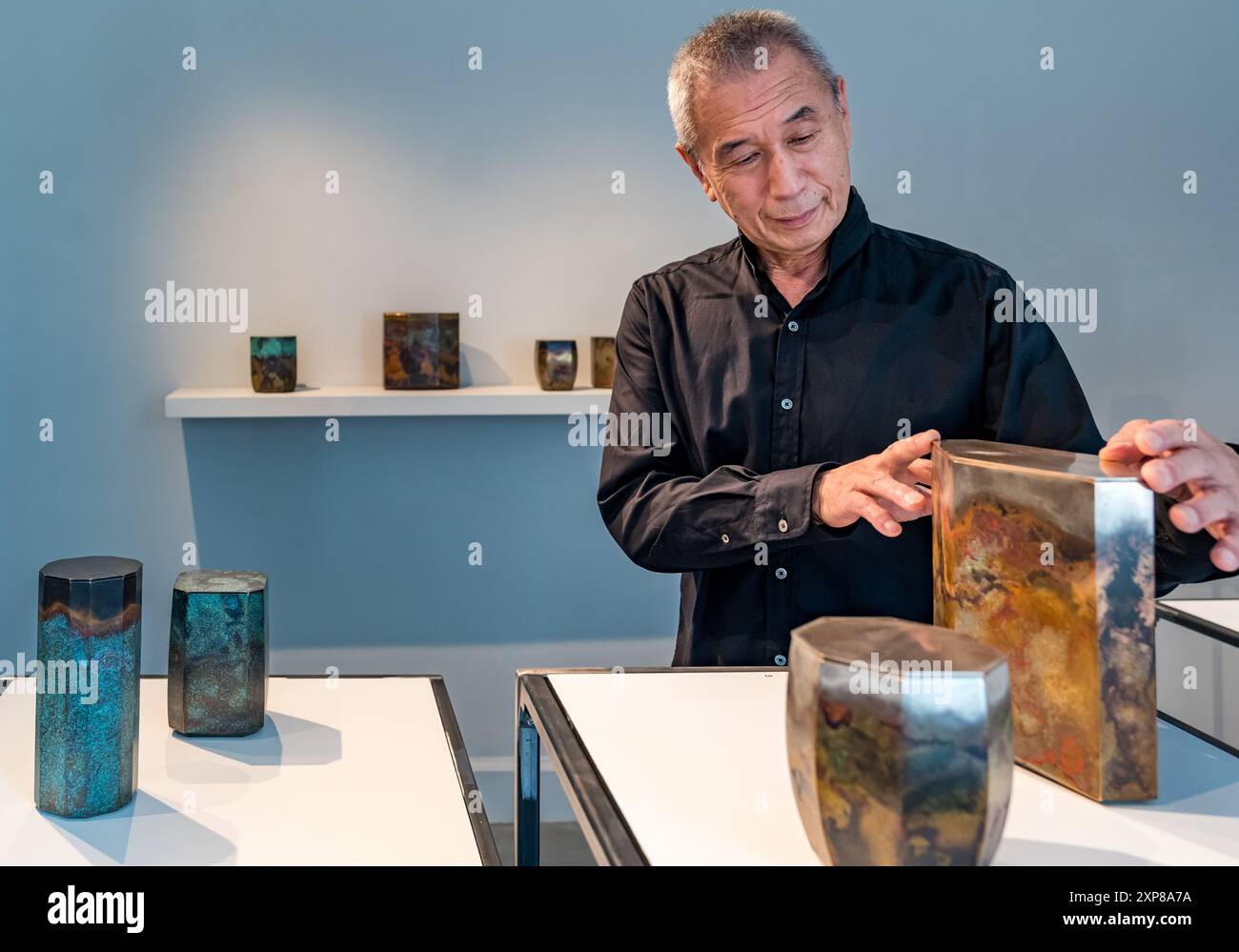 Sculpteur japonais Koji Hatakeyama avec une boîte de luxe, Edinburgh Art Festival à la Scottish Gallery, Écosse, Royaume-Uni Banque D'Images