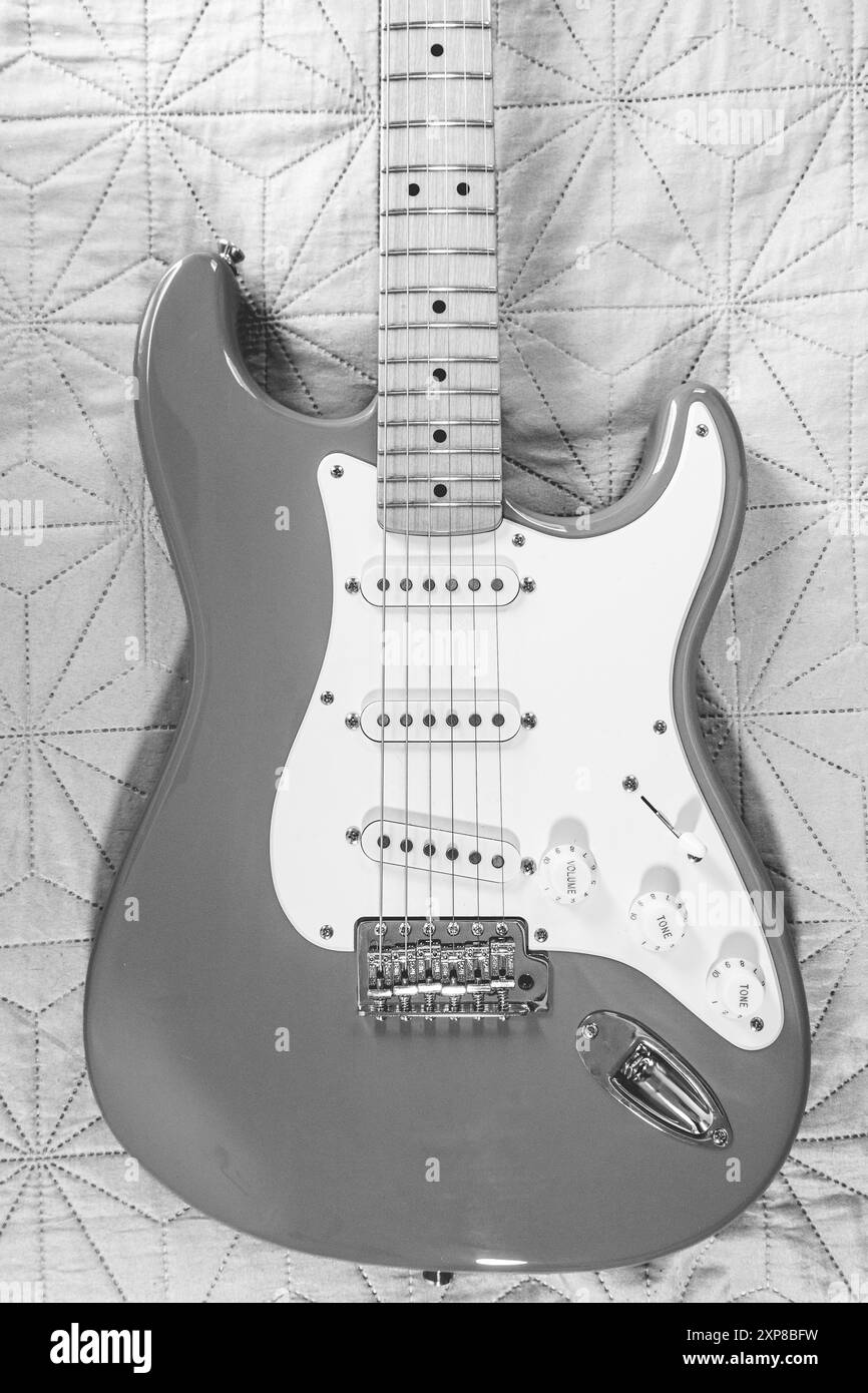 Corps d'une guitare Stratocaster avec une touche Maple, couchant. En noir et blanc. Banque D'Images