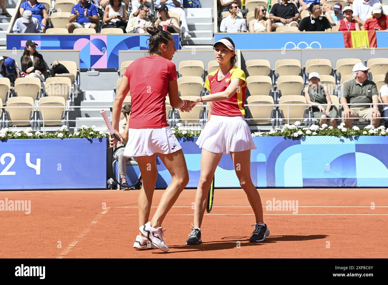 Sara Sorribes Tormo et Cristina Bucsa, d’Espagne, contre Karolina Muchova et Linda Noskova, de République tchèque, Tennis, Women&#39;s double Bronze Medal match aux Jeux Olympiques de Paris 2024 le 4 août 2024 au stade Roland-Garros à Paris, France Banque D'Images