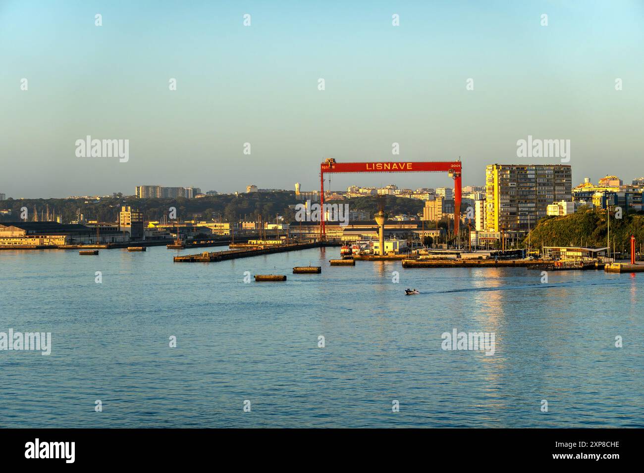 Une grue lourde au chantier de réparation de navires Lisnave sur l'estuaire du Tage à Lisbonne Banque D'Images