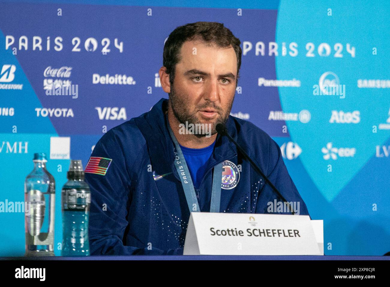 Paris, Ile de France, France. 4 août 2024. SCOTTIE SCHEFFLER, médaillée d'or, États-Unis, lors de la conférence de presse qui a suivi le jeu individuel masculin d'AVC au Golf National lors des Jeux olympiques d'été de Paris 2024 à Paris, France. (Crédit image : © Angel Adams/ZUMA Press Wire) USAGE ÉDITORIAL SEULEMENT! Non destiné à UN USAGE commercial ! Crédit : ZUMA Press, Inc/Alamy Live News Banque D'Images