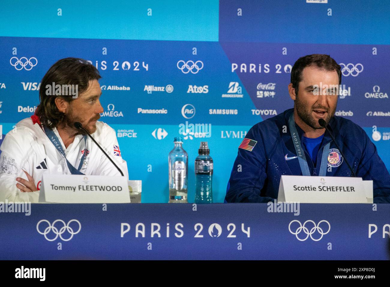 Paris, Ile de France, France. 4 août 2024. TOMMY FLEETWOOD, médaillé d'argent, Grande-Bretagne et SCOTTIE SCHEFFLER, médaillée d'or, États-Unis, lors de la conférence de presse qui a suivi le jeu individuel masculin d'AVC au Golf National lors des Jeux olympiques d'été de Paris 2024 à Paris, France. (Crédit image : © Angel Adams/ZUMA Press Wire) USAGE ÉDITORIAL SEULEMENT! Non destiné à UN USAGE commercial ! Crédit : ZUMA Press, Inc/Alamy Live News Banque D'Images