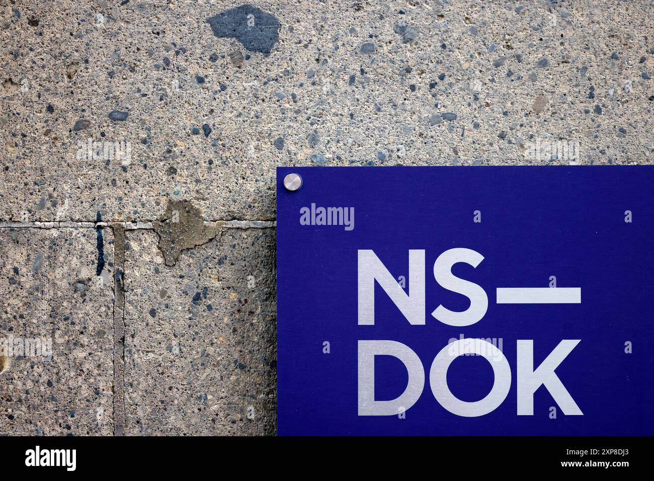 Ein Schild AM NS-DOK à Köln. DAS NS-Dokumentationszentrum der Stadt Köln ist die größte lokale Gedenkstätte für die Opfer des Nationalsozialismus in der Bundesrepublik. Die NS-Opfer-Gedenkstätte befindet sich im ehemaligen Gestapo-Hauptquartier mit Ausstellungsstücken und Kellergefängnis. Themenbild, Symbolbild Köln, 03.08.2024 NRW Deutschland *** Une pancarte au NS DOK à Cologne le NS documentation Center de la ville de Cologne est le plus grand mémorial local dédié aux victimes du national-socialisme en République fédérale d'Allemagne le NS Victims Memorial est situé dans l'ancienne Gestapo Headqua Banque D'Images