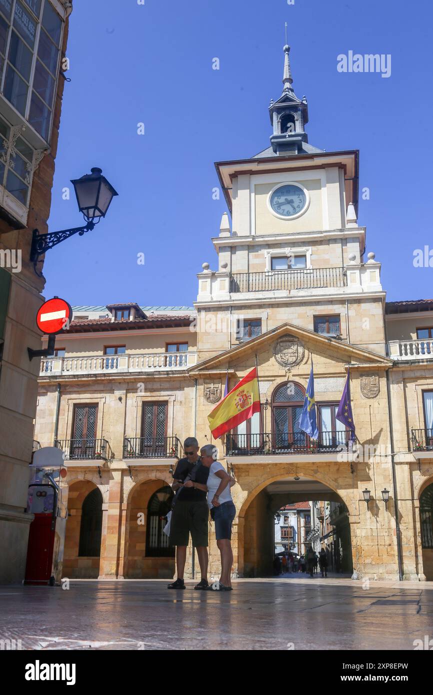 Oviedo, Espagne, 04 août 2024 : la façade principale de l'hôtel de ville d'Oviedo pendant la vie quotidienne à Oviedo, le 04 août 2024, à Oviedo, Espagne. Crédit : Alberto Brevers / Alamy Live News. Banque D'Images