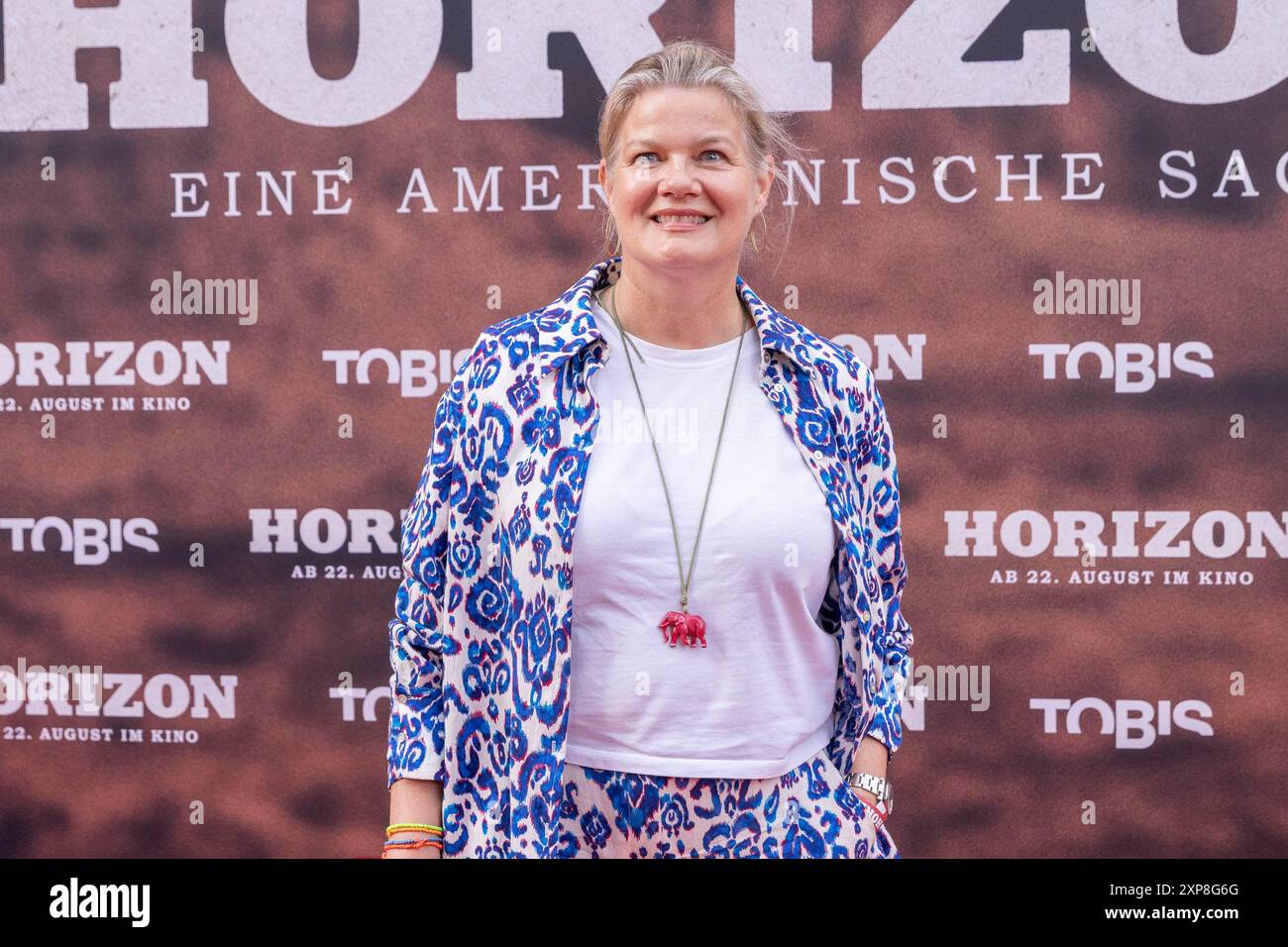 Berlin, Allemagne. 04 août 2024. L'actrice Birge Schade se tient debout sur le tapis rouge lors de la première allemande du film 'Horizon' au palais du zoo de l'UCI Kinowelt. Crédit : Carsten Koall/dpa/Alamy Live News Banque D'Images