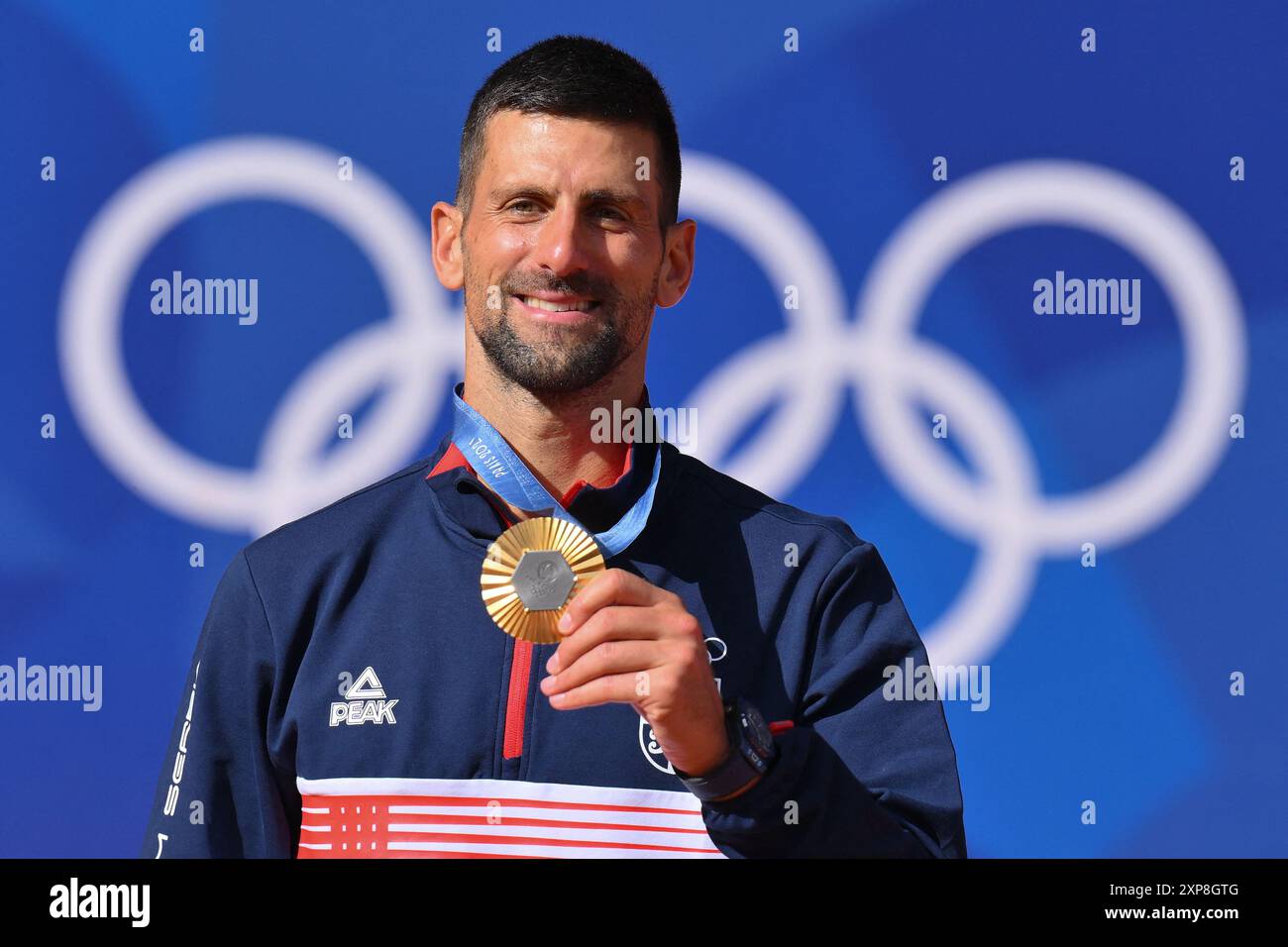Paris, France. 04 août 2024. Novak Djokovic, médaillé d'or de l'équipe Serbie, célèbre sur le podium lors de la cérémonie de remise des médailles en simple masculin de tennis après le match pour la médaille d'or en simple masculin de tennis le neuvième jour des Jeux Olympiques d'été de Paris 2024 à Roland Garros le 4 août 2024 à Paris, France. Photo de Laurent Zabulon/ABACAPRESS. COM Credit : Abaca Press/Alamy Live News Banque D'Images