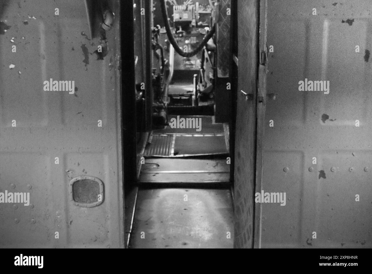 L'intérieur et le cockpit d'un ancien avion militaire Douglas abandonné des années 1940 Banque D'Images