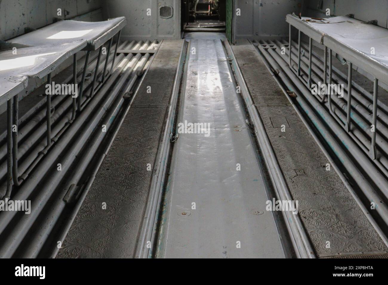 Un fragment de la cabine cargo d'un vieil avion avec des sièges pour les passagers. Couloir d'avion, sièges. Banque D'Images