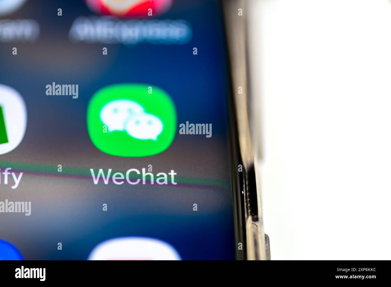 Londres. UK- 07.28.2024.la messagerie instantanée chinoise, les médias sociaux et l'application de paiement mobile WeChat sur l'écran d'un téléphone mobile isolé en blanc. Banque D'Images