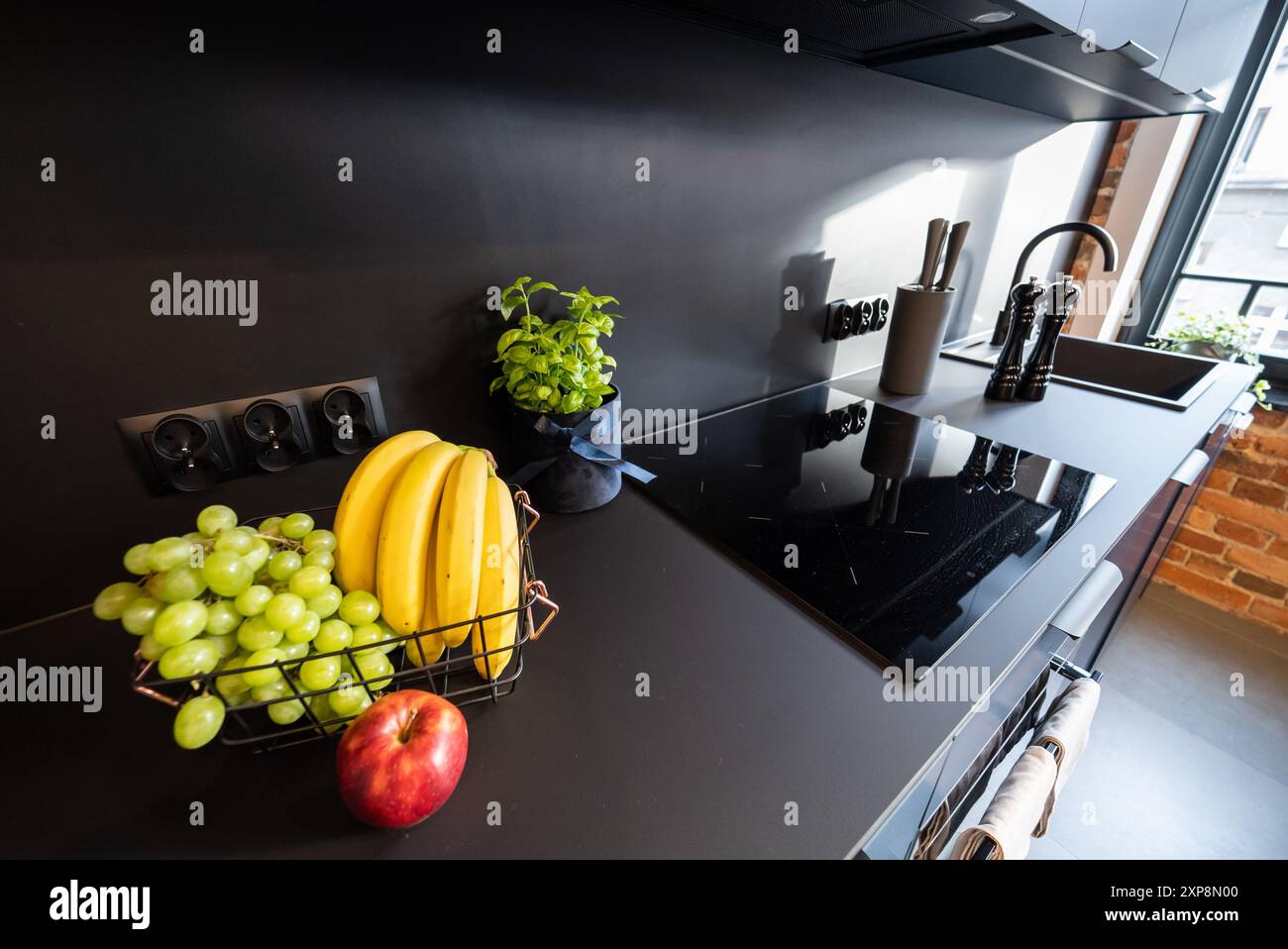 Cuisine moderne meublée avec appareils ménagers et une salle à manger. Intérieur d'une cuisine moderne dans une nouvelle maison. Salle à manger table et chaises dans élégant Banque D'Images