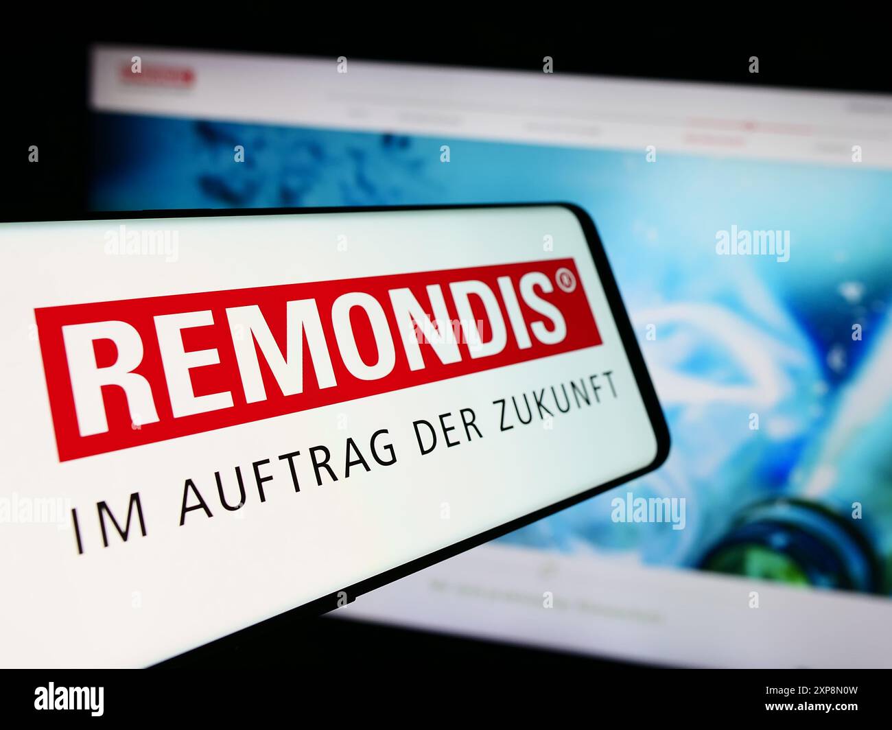 Téléphone portable avec logo de la société allemande de gestion des déchets Remondis se Co. KG devant le site Web de l'entreprise. Mettez l'accent sur le centre-gauche de l'écran du téléphone. Banque D'Images