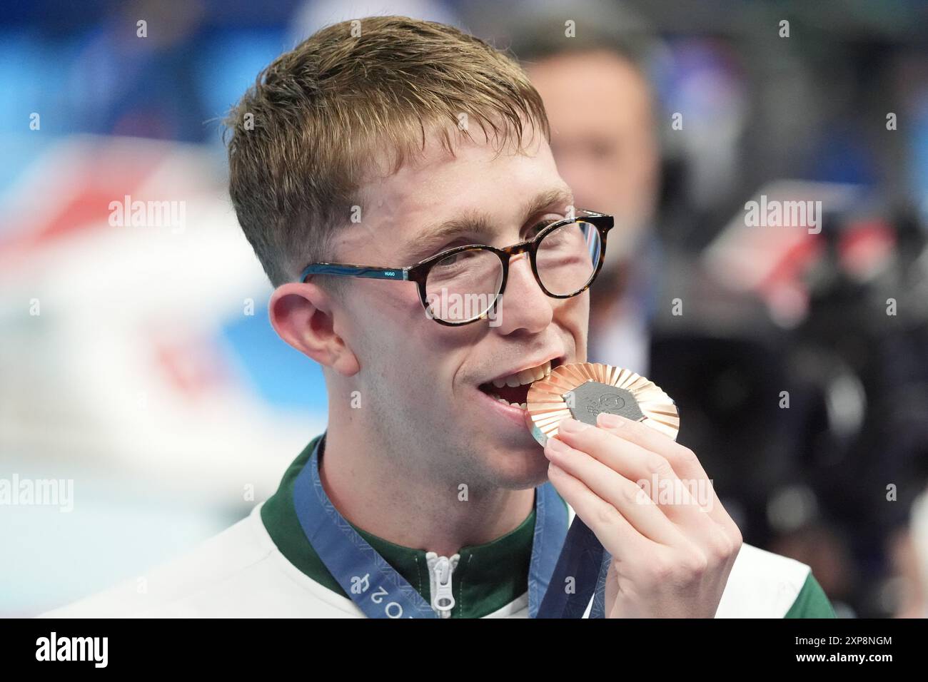 Paris, France. 04 août 2024. Le médaillé de bronze du 1500 m libre masculin Daniel Wiffen, d’Irlande, mord sa médaille lors de la cérémonie de victoire aux Jeux Olympiques de Paris 2024 à la Defense Arena, à Paris, en France, le dimanche 4 août 2024. Photo de Richard Ellis/UPI crédit : UPI/Alamy Live News Banque D'Images