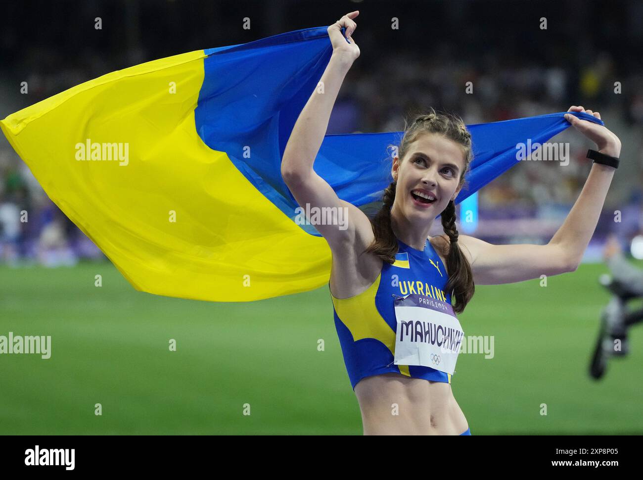 Yaroslava Mahuchikh d'Ukraine célèbre après avoir remporté la médaille d'or de la finale de saut en hauteur féminin au stade de France lors de la compétition d'athlétisme des Jeux Olympiques de Paris 2024 à Paris, France, le dimanche 4 août 2024. Photo de Pat Benic/UPI Banque D'Images