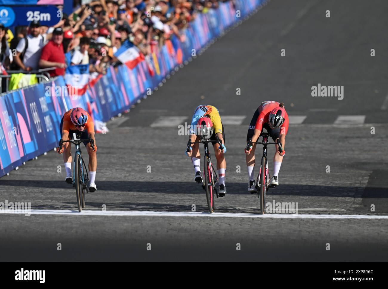 Paris, France. 4 août 2024. Marianne vos (G), des pays-Bas, et Lotte Kopecky (C), de Belgique, passent la ligne d'arrivée lors de la course féminine de cyclisme sur route aux Jeux Olympiques de Paris 2024 à Paris, France, le 4 août 2024. Crédit : HU Huhu/Xinhua/Alamy Live News Banque D'Images