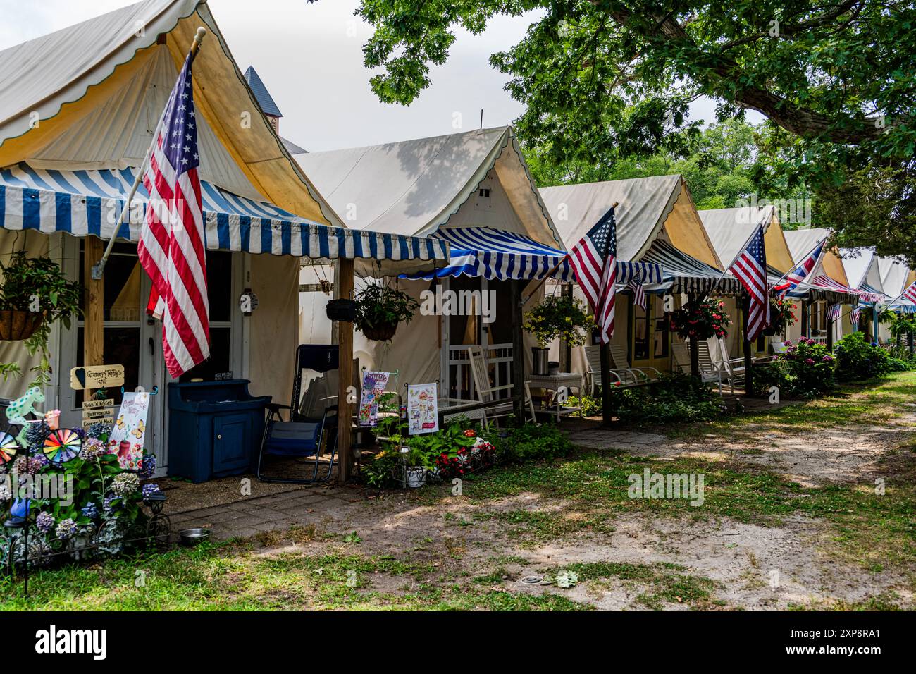 Ocean Grove, NJ, États-Unis — 25 juillet 2024. Une photo grand angle de maisons de tentes arborant des drapeaux américains à Ocean Grove, NJ Banque D'Images