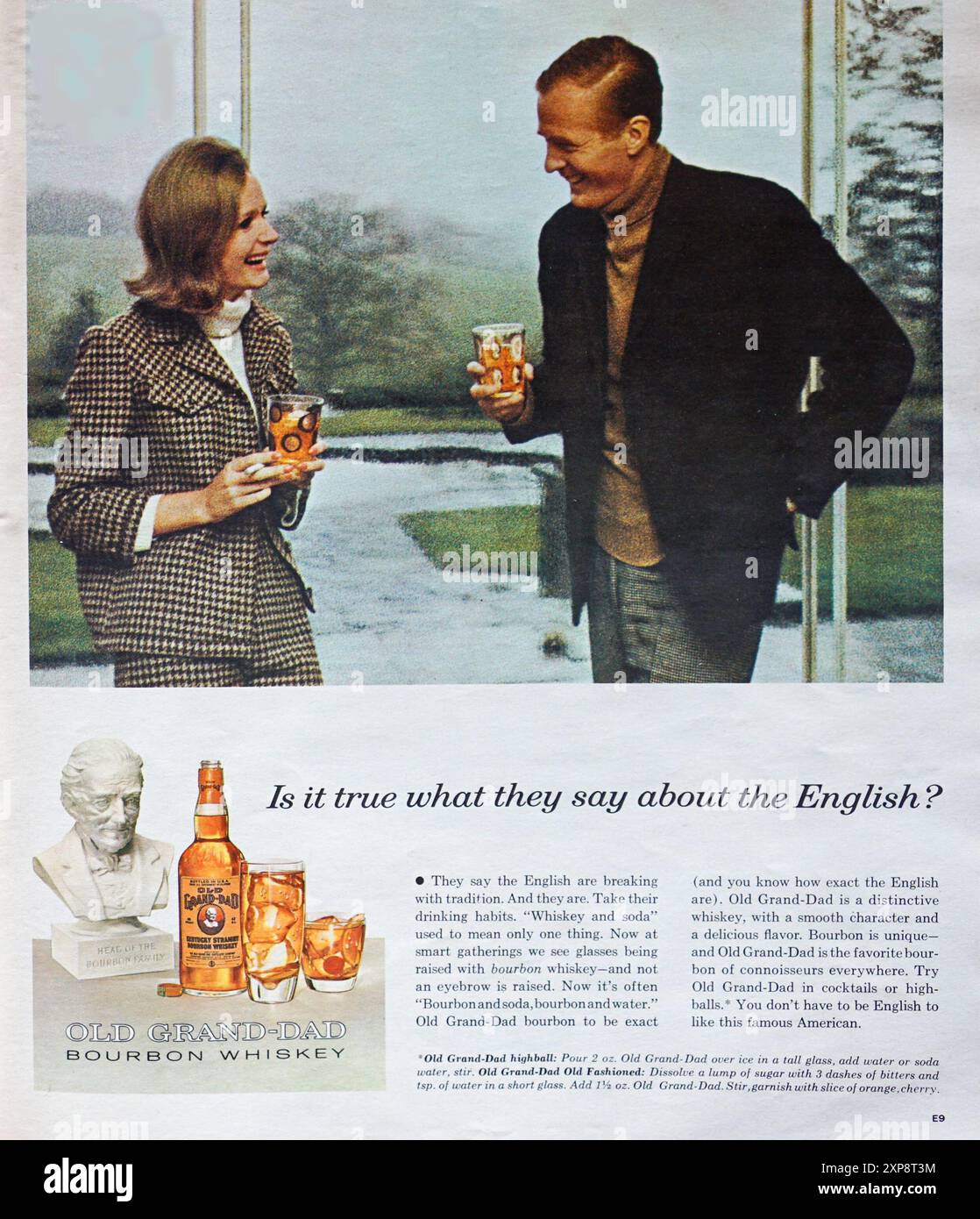 Une publicité vintage de 1965 pour Old Grand Dad Bourbon montrant un couple profitant d'un verre de Old Grand Dad Bourbon alors que la femme tient une cigarette. Banque D'Images