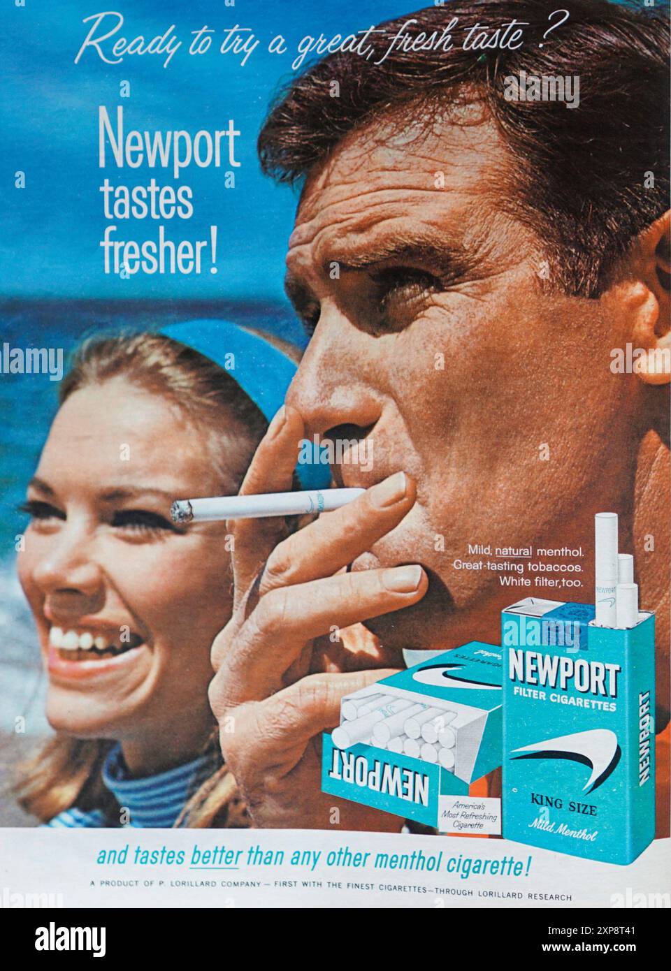 Une publicité vintage de 1965 pour les cigarettes Newport montrant un homme fumant une cigarette tandis qu'une femme lui sourit sur un fond de plage dynamique. Banque D'Images