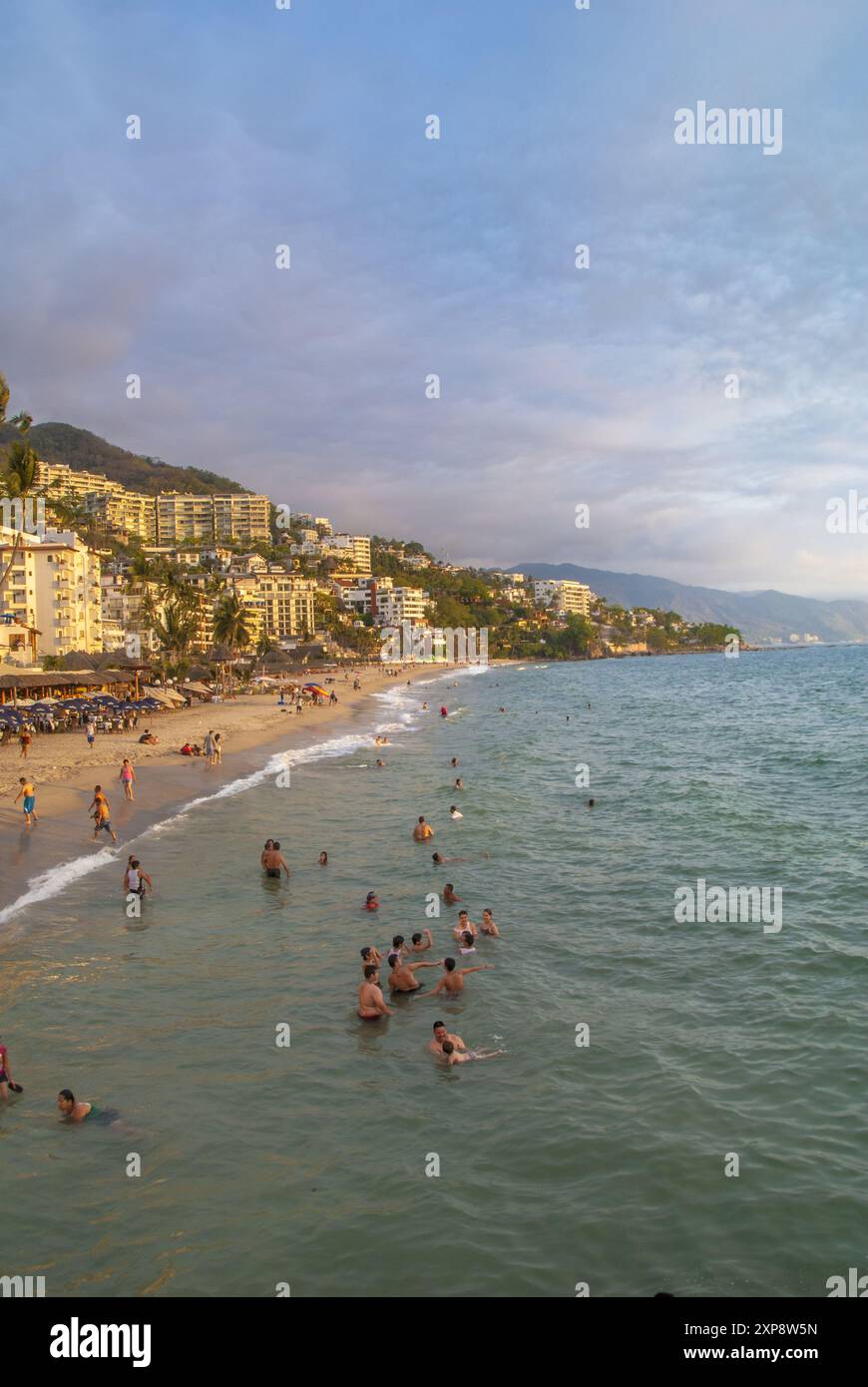 Hôtels et condos le long de Playa Los Muertos (Los Muertos Beach) sur la baie de Banderas, Puerto Vallarta – état de Jalisco, côte ouest Pacifique du Mexique Banque D'Images