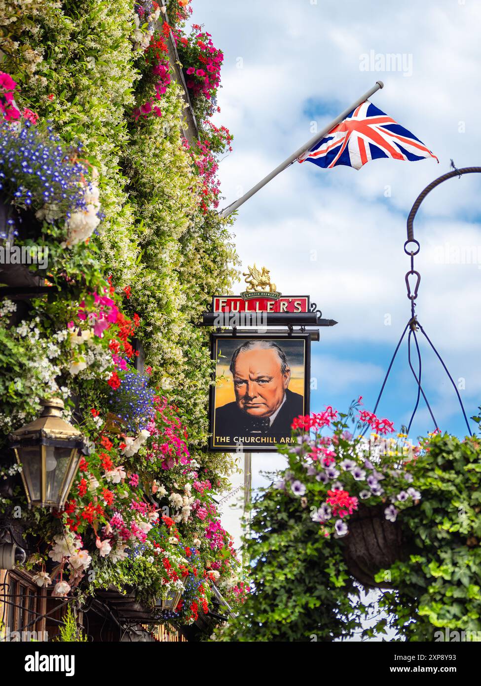 Londres, Royaume-Uni - 25 juin 2024 : Fuller’s Churchill Arms est un pub historique et emblématique situé à Kensington, à Londres. Banque D'Images