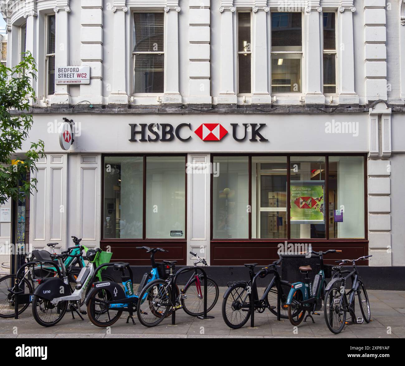 Londres, Royaume-Uni - 25 juin 2024 : HSBC, abréviation de Hongkong and Shanghai Banking Corporation, est une multinationale de services bancaires et financiers Banque D'Images