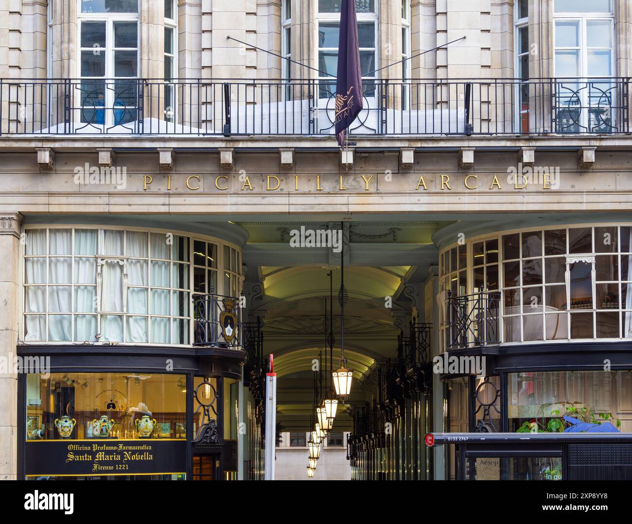Londres, Royaume-Uni - 25 juin 2024 : Piccadilly Arcade est une galerie marchande historique située au cœur de Londres Banque D'Images