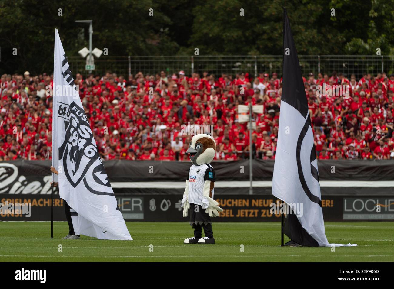 SSV Ulm Maskottchen, Spatz Albert SSV Ulm 1846 Fussball vs. 1. FC Kaiserslautern, Fussball, Herren, 2. Bundesliga, 1. Spieltag, saison 24/25, GER, 04.08.2024, LES RÈGLEMENTS DFL/DFB INTERDISENT TOUTE UTILISATION DE PHOTOGRAPHIES COMME SÉQUENCES D'IMAGES ET/OU QUASI-VIDÉO, Foto : Eibner-Pressefoto/Wolfgang Frank Banque D'Images