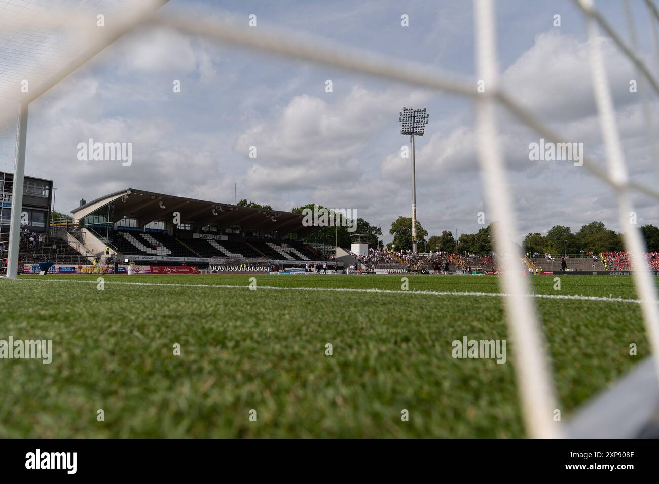 VOR Spielbeginn, Stadion, Tornetz, Innenraum, Tribuene. SSV Ulm 1846 Fussball vs. 1. FC Kaiserslautern, Fussball, Herren, 2. Bundesliga, 1. Spieltag, saison 24/25, GER, 04.08.2024, LES RÈGLEMENTS DFL/DFB INTERDISENT TOUTE UTILISATION DE PHOTOGRAPHIES COMME SÉQUENCES D'IMAGES ET/OU QUASI-VIDÉO, Foto : Eibner-Pressefoto/Wolfgang Frank Banque D'Images