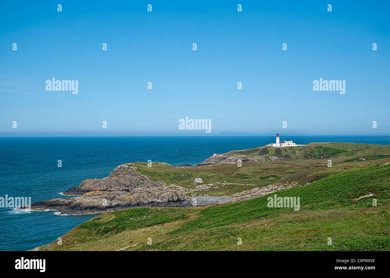 Photographie de paysage de phare, vague ; point de vue ; pittoresque ; côte rocheuse; paysage marin ; destination ; ensoleillé ; ciel ; colline; boulder ; pierre ; voyage ; Écosse Banque D'Images