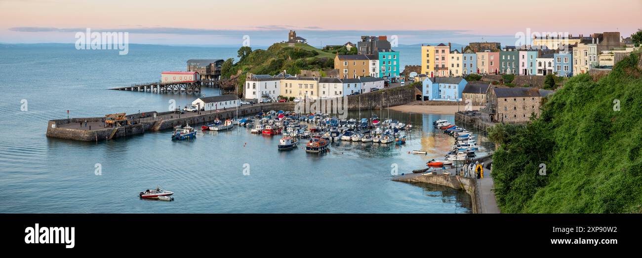 Coucher de soleil à Tenby Harbour, Pembrokeshire, pays de Galles Banque D'Images