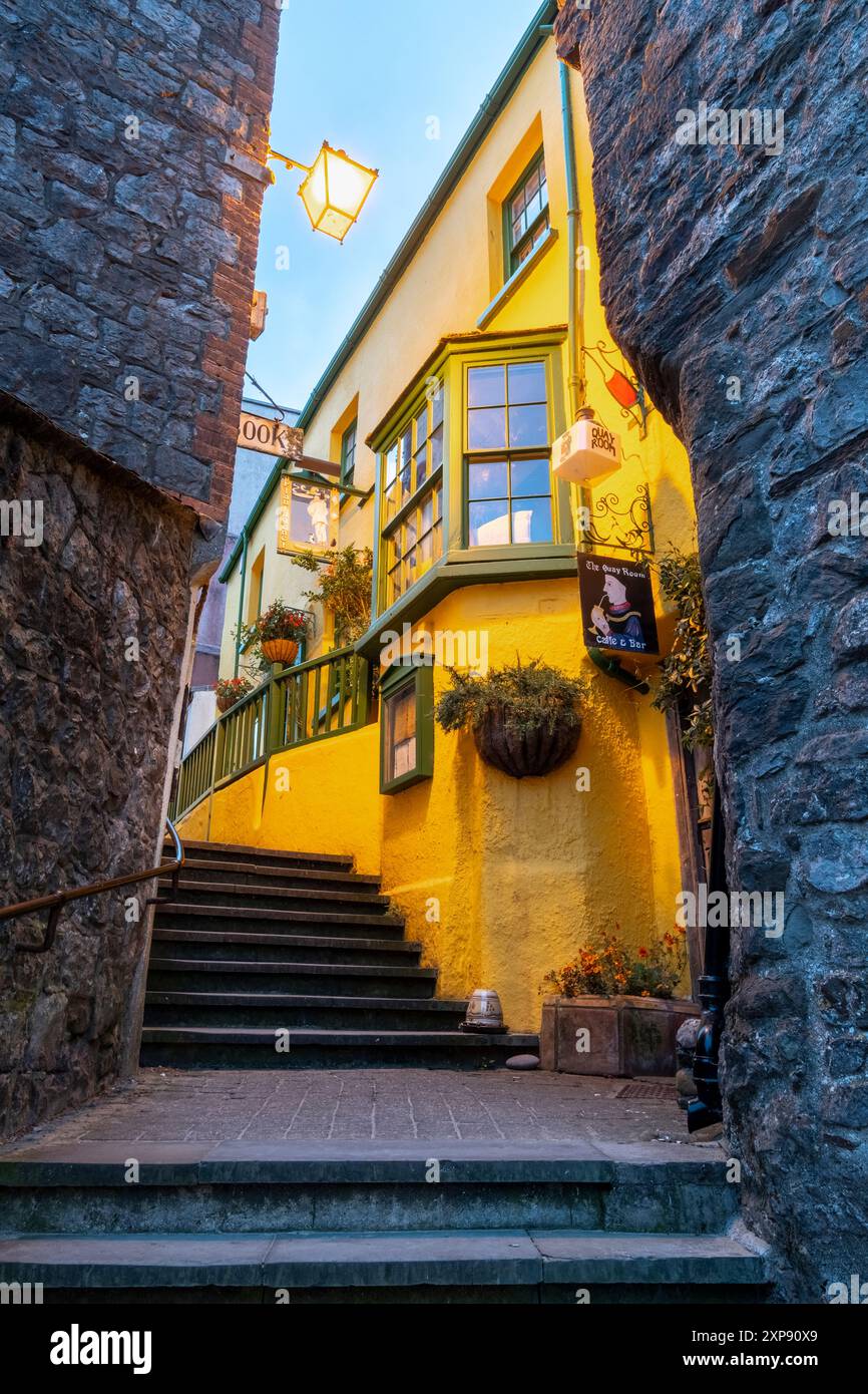 La maison jaune du Plantagenet House Restaurant, Quay Hill, Tenby Banque D'Images