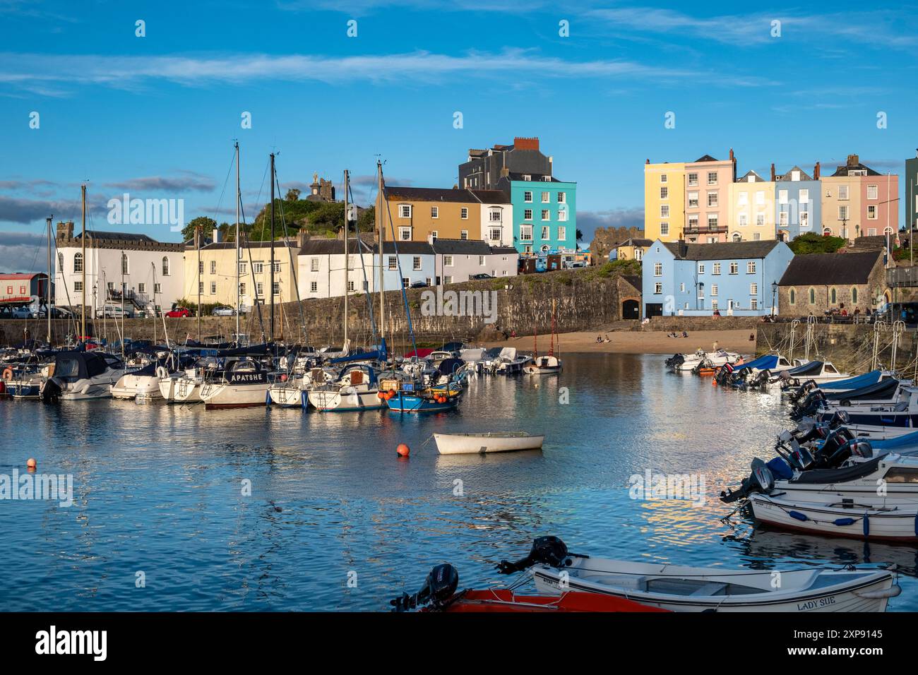 Bateaux dans le port de Tenby au pays de Galles Banque D'Images