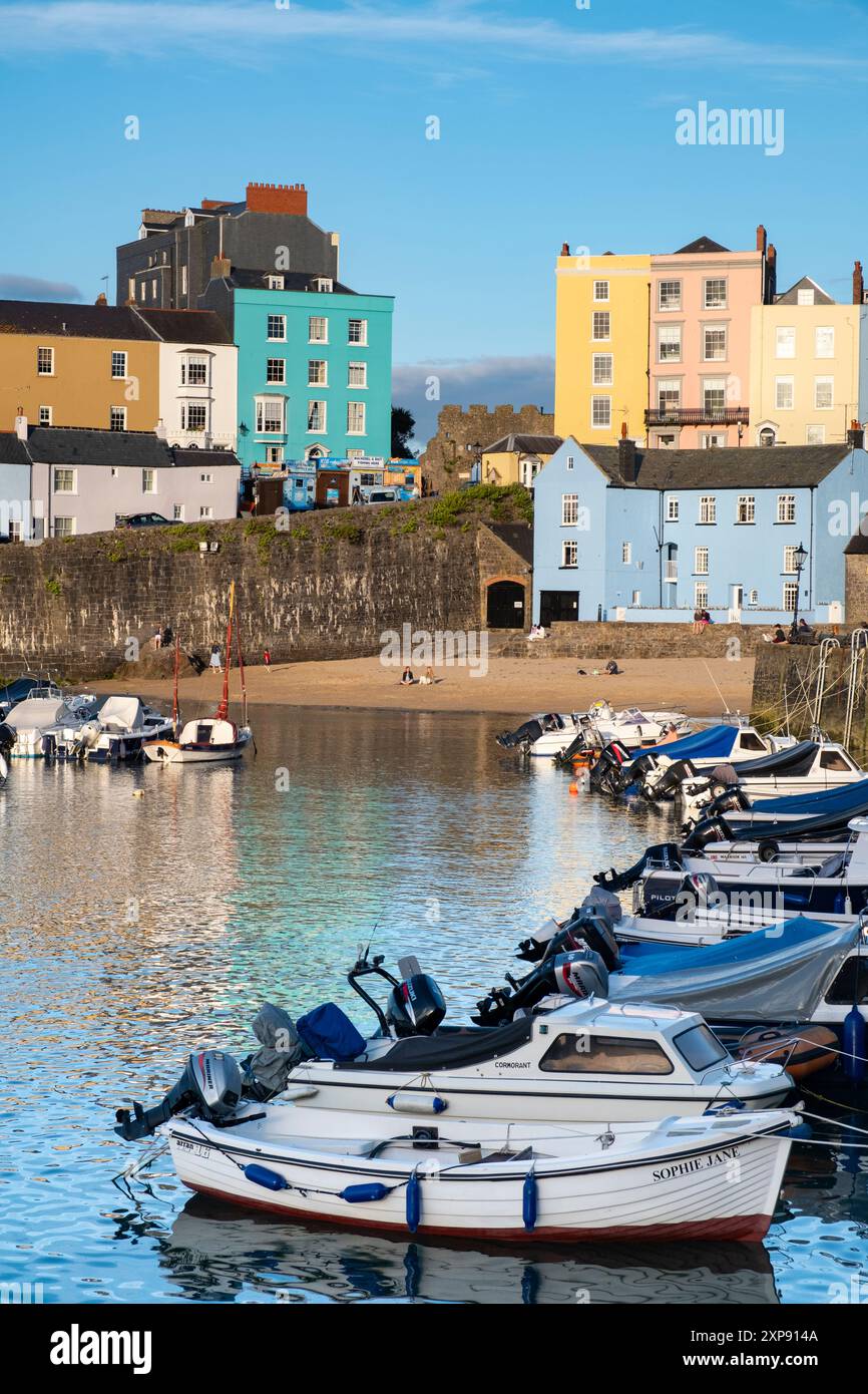 Bateaux amarrés dans le port de Tenby, Pembrokeshire, pays de Galles Banque D'Images