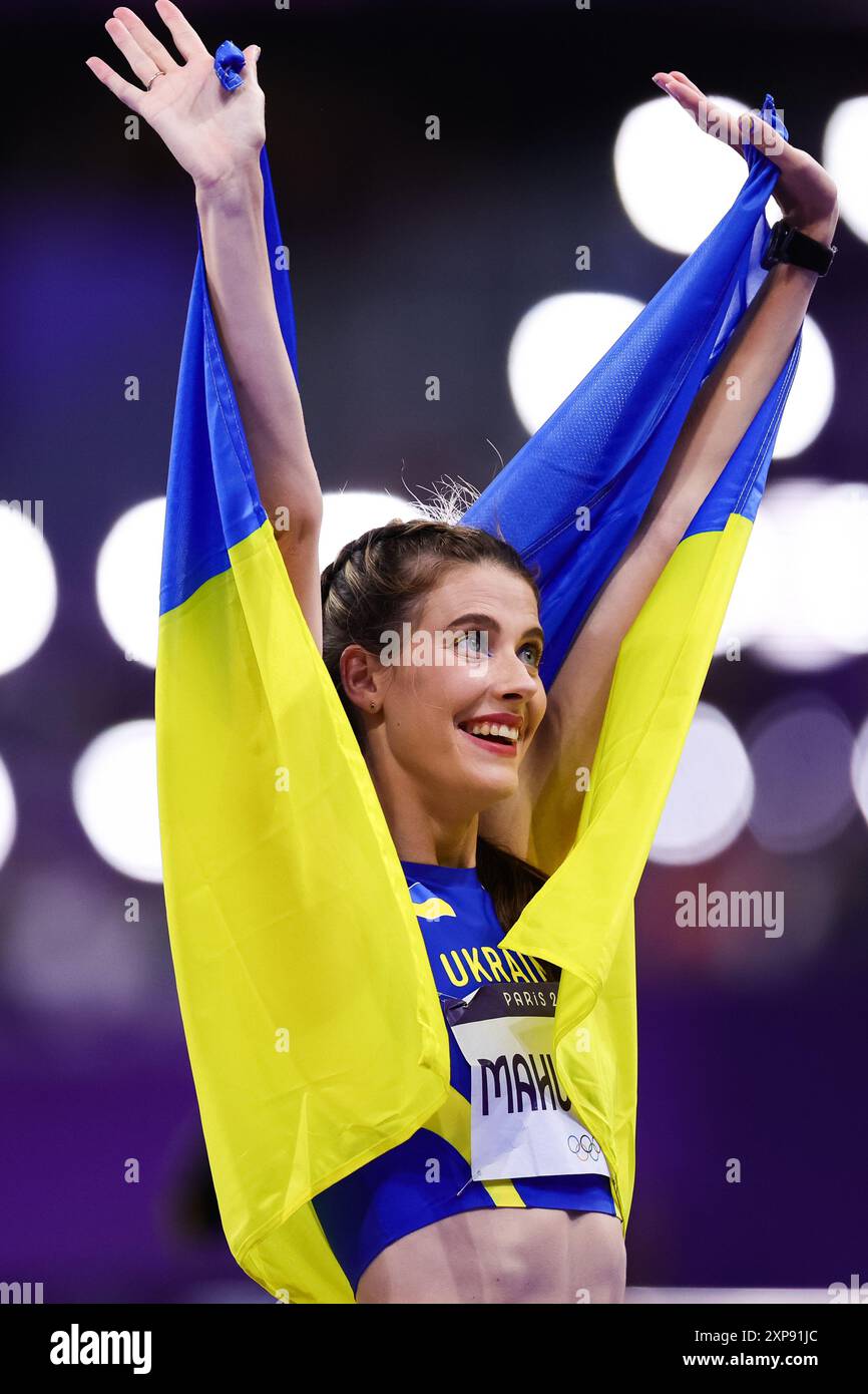 Paris, France, 4 août 2024. Yaroslava Mahuchikh, d’Ukraine, célèbre sa victoire d’or au saut en hauteur féminin lors des Jeux Olympiques d’athlétisme de Paris 2024 au stade de France le 04 août 2024 à Paris, France. Crédit : Pete Dovgan/Speed Media/Alamy Live News Banque D'Images