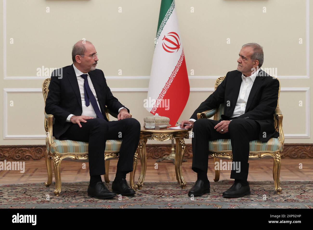 Téhéran, Iran. 4 août 2024. Le président iranien MASOUD PEZESHKIAN (à droite) rencontre le ministre jordanien des Affaires étrangères AYMAN SAFADI (à gauche) à Téhéran. (Crédit image : © Présidence iranienne via ZUMA Press Wire) USAGE ÉDITORIAL SEULEMENT! Non destiné à UN USAGE commercial ! Banque D'Images