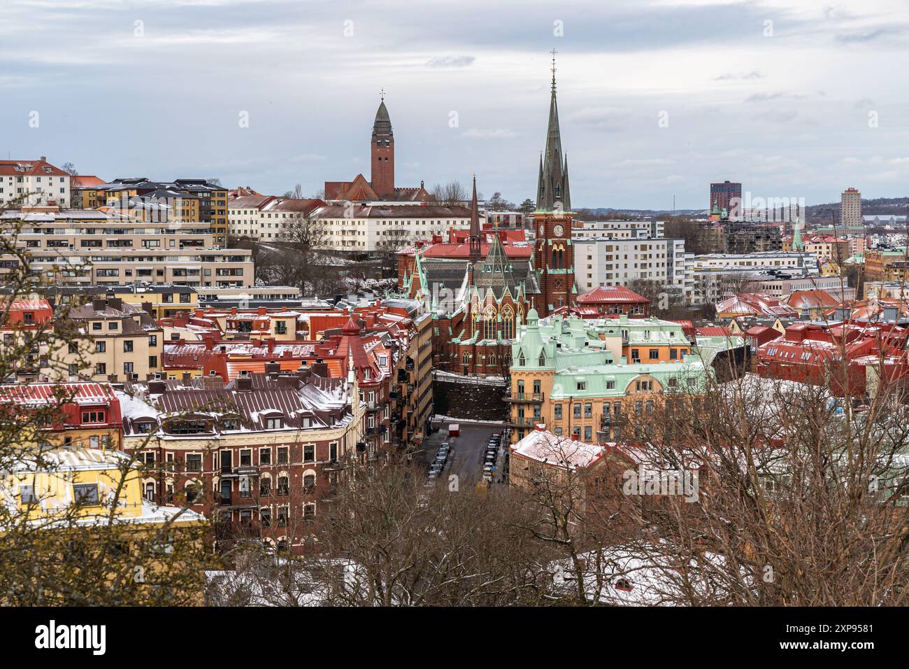 Vue panoramique du paysage urbain hivernal avec des églises et des bâtiments à Gothenburg, Suède Banque D'Images