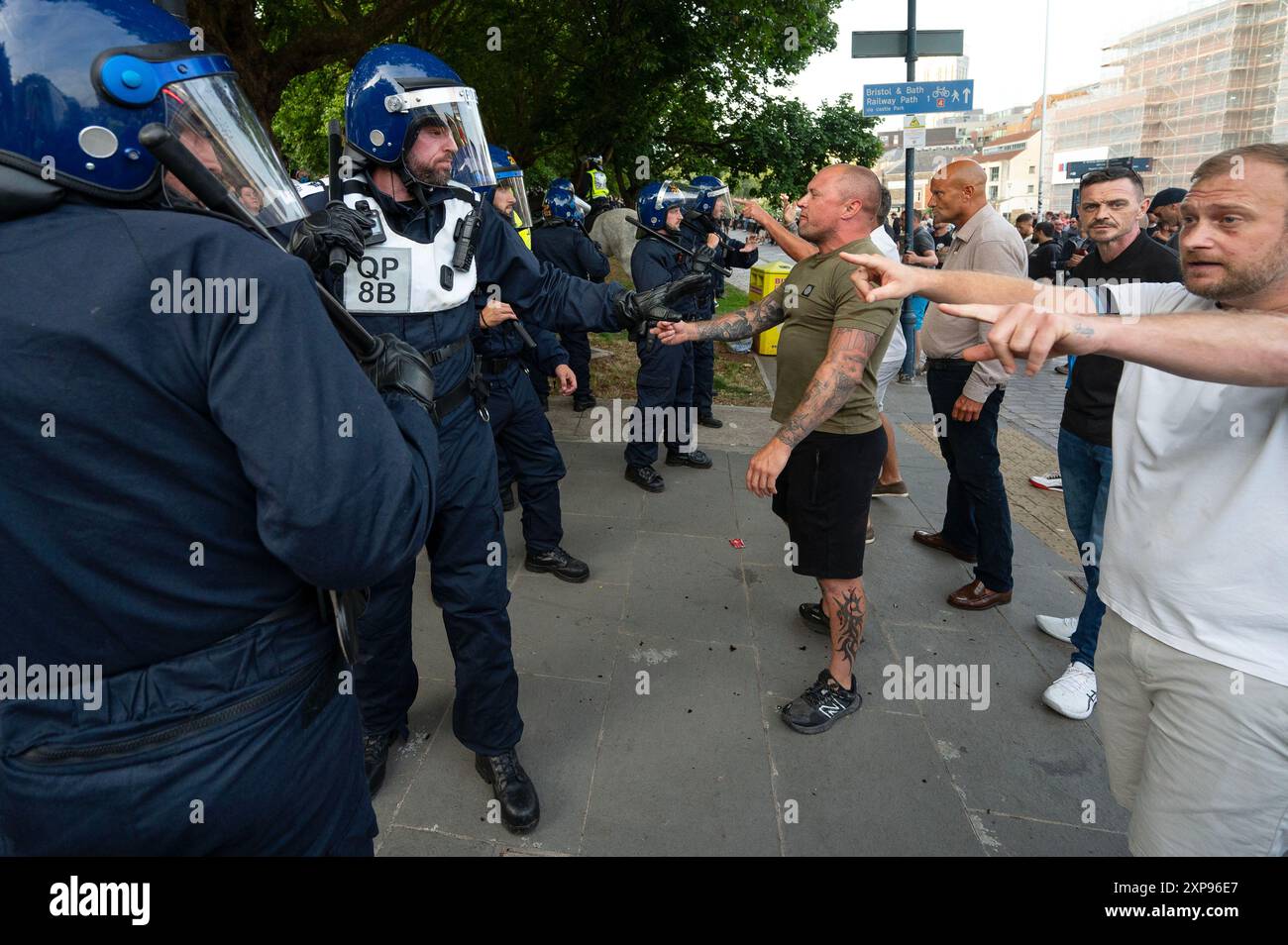 Les manifestants s'affrontent contre la police et les contre-manifestants lors de la manifestation "assez, c'est assez" convoquée par des militants d'extrême droite à Bristol Banque D'Images