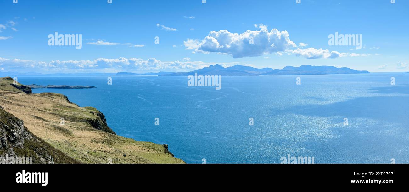 L'île de Rum depuis le sommet de la falaise côtière marchez en dessous de Beinn an Eòin sur le côté nord de Glen Brittle, île de Skye, Écosse, Royaume-Uni Banque D'Images