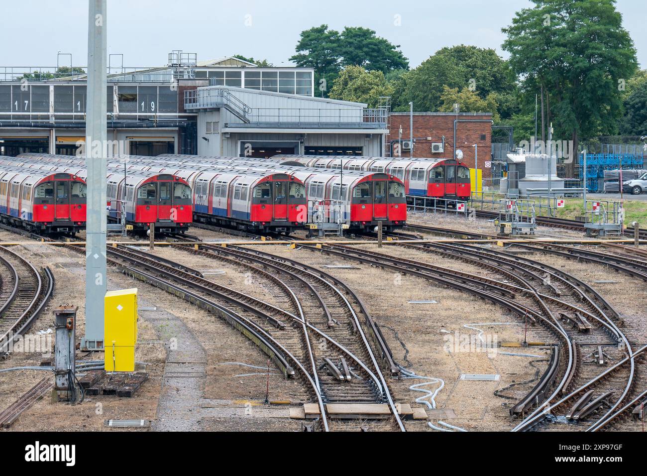 Londres, Royaume-Uni. 15 juillet 2024 : vue des trains Piccadilly Line stationnés au dépôt Northfields Banque D'Images