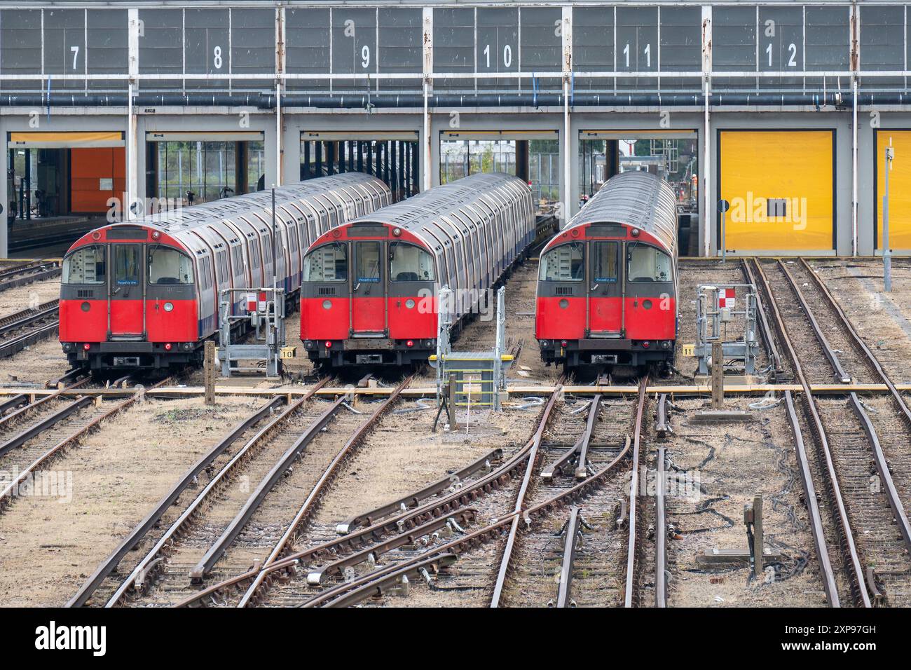 Londres, Royaume-Uni. 15 juillet 2024 : vue des trains Piccadilly Line stationnés au dépôt Northfields Banque D'Images