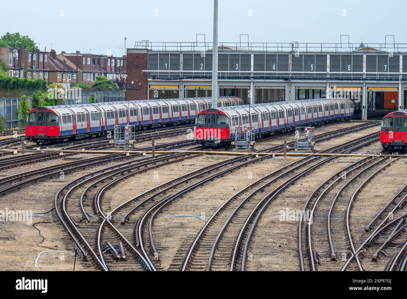 Londres, Royaume-Uni. 15 juillet 2024 : vue des trains Piccadilly Line stationnés au dépôt Northfields Banque D'Images