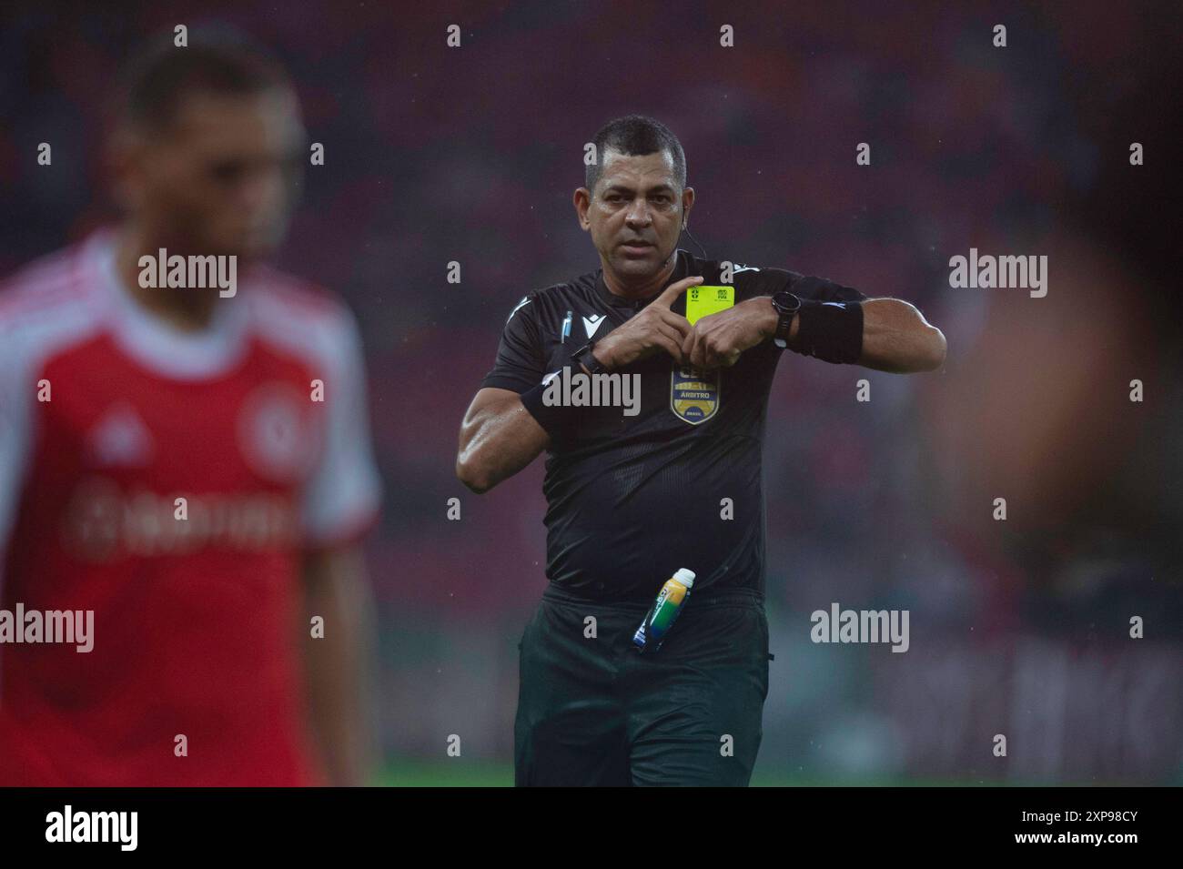 Porto Alegre, Brésil. 04 août 2024. Arbitre Wagner do Nascimento Magalhaes lors du match entre Internacional et Palmeiras, pour la Serie A 2024 brésilienne, au stade Beira-Rio, à Porto Alegre le 04 août. Photo : Max Peixoto/DiaEsportivo/Alamy Live News crédit : DiaEsportivo/Alamy Live News Banque D'Images