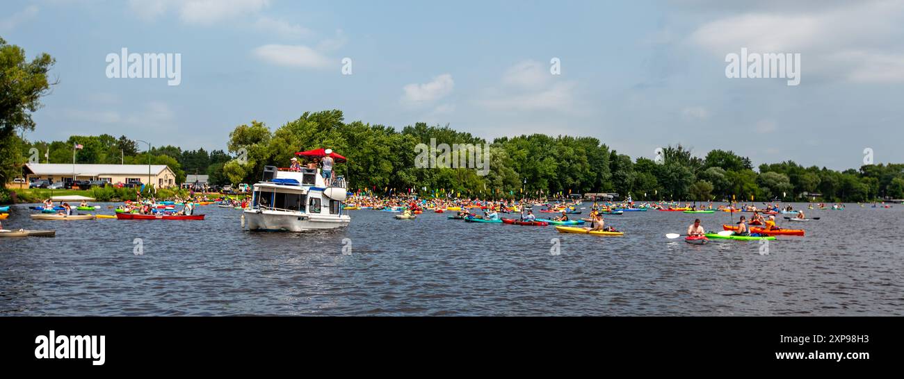 Wausau, Wisconsin, États-Unis - 27 juillet 2024 : 10ème tour annuel des pubs à paddle sur le lac Wausau, panorama Banque D'Images