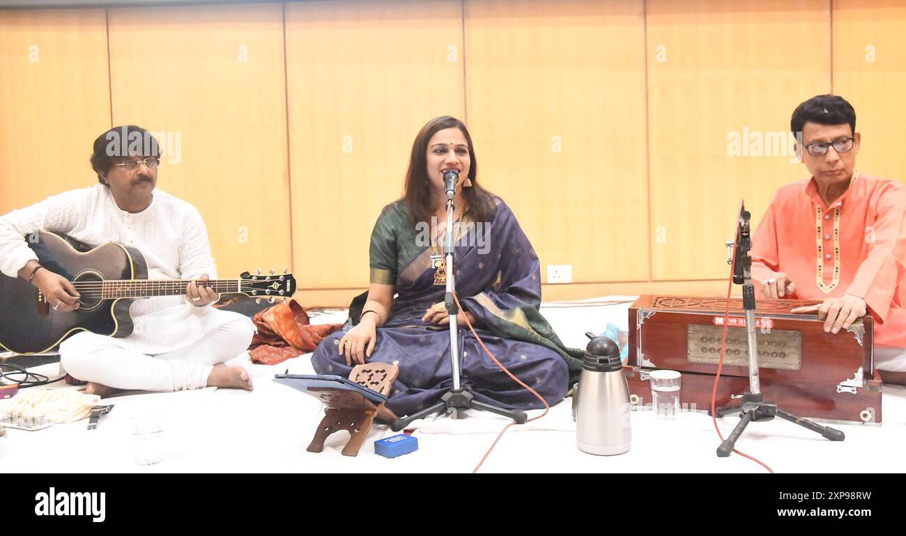 Inde. 04 août 2024. PATNA, INDE - 4 AOÛT : la chanteuse Gayatri Asokan se produisant pendant le programme 'Ghazal Ka Safar' à l'auditorium du Musée Bihar de Patna, organisé par l'École des arts de la scène Navras, le 4 août 2024 à Patna, en Inde. (Photo de Santosh Kumar/Hindustan Times/Sipa USA ) crédit : Sipa USA/Alamy Live News Banque D'Images