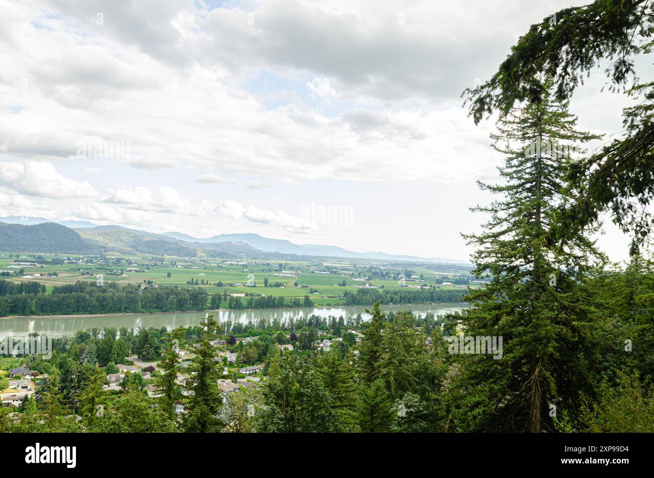 Vue de la ville de Mission avec le fleuve Fraser, la vallée verdoyante et les montagnes en arrière-plan - vallée du Fraser, Colombie-Britannique, Canada Banque D'Images