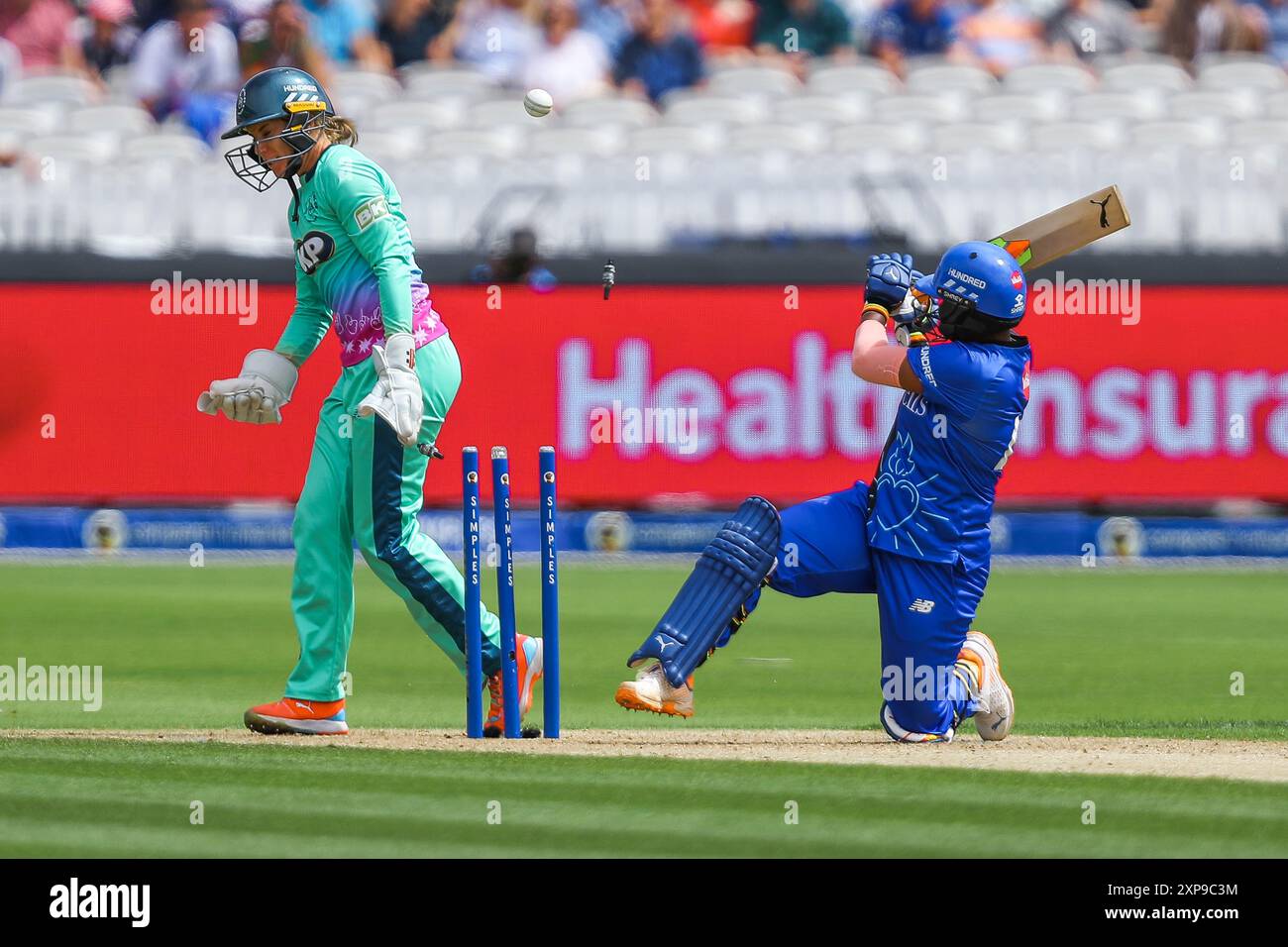 Deepti Sharma de London Spirit est éliminé par Ryana Macdonald-Gay de Oval Invincibles lors du Hundred match London Spirit Women vs Oval Invincibles Women à Lords, Londres, Royaume-Uni, 4 août 2024 (photo par Izzy Poles/News images) Banque D'Images