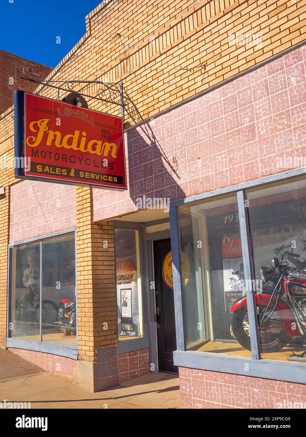 Signe de moto indienne sur le concessionnaire dans le quartier historique de Lowell, Arizona. Banque D'Images