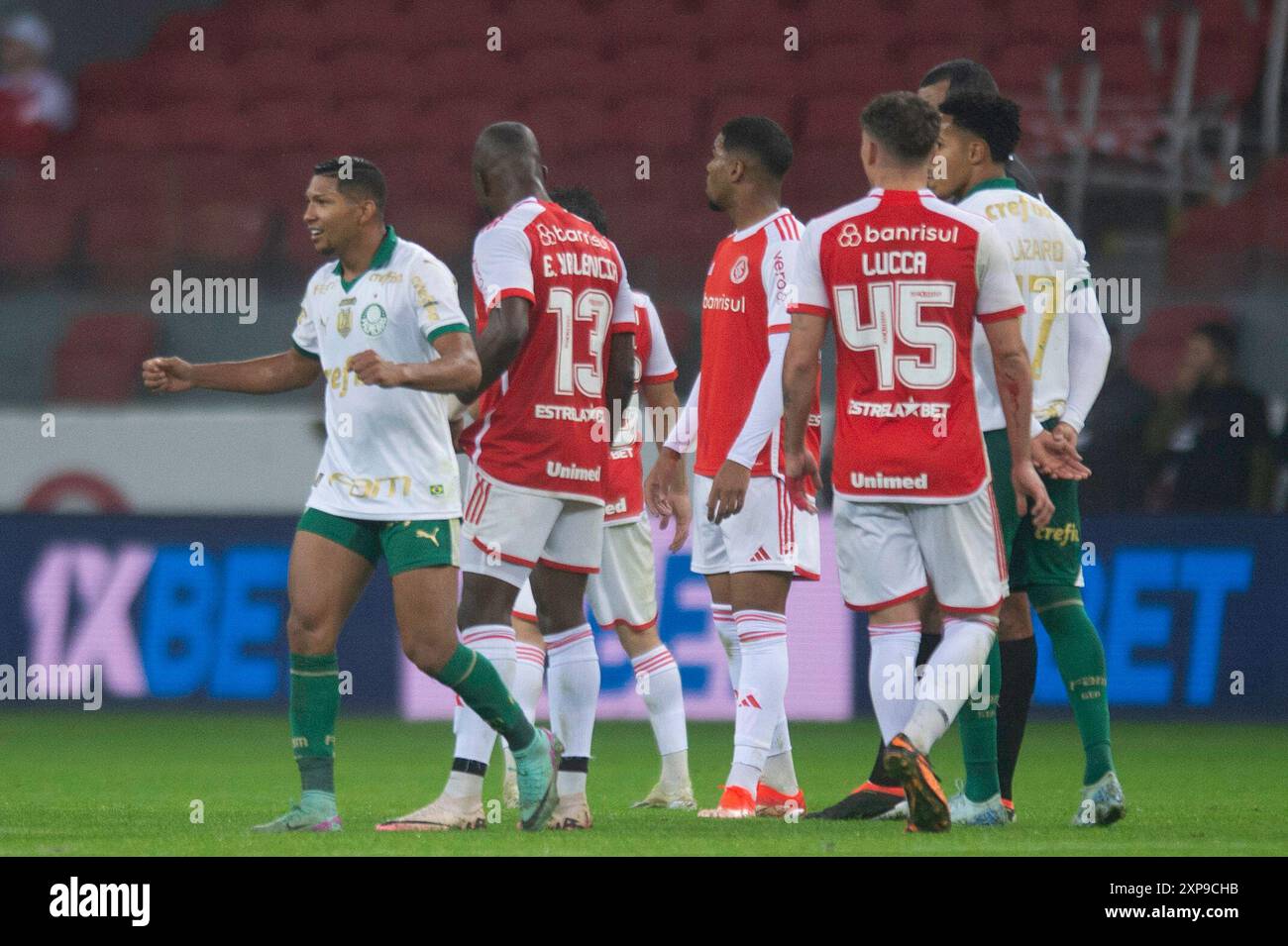 Porto Alegre, Brésil. 04 août 2024. Rony de Palmeiras, célèbre après avoir marqué le premier but de son équipe lors du match entre Internacional et Palmeiras, pour la Serie A 2024 brésilienne, au stade Beira-Rio, à Porto Alegre le 04 août. Photo : Max Peixoto/DiaEsportivo/Alamy Live News crédit : DiaEsportivo/Alamy Live News Banque D'Images