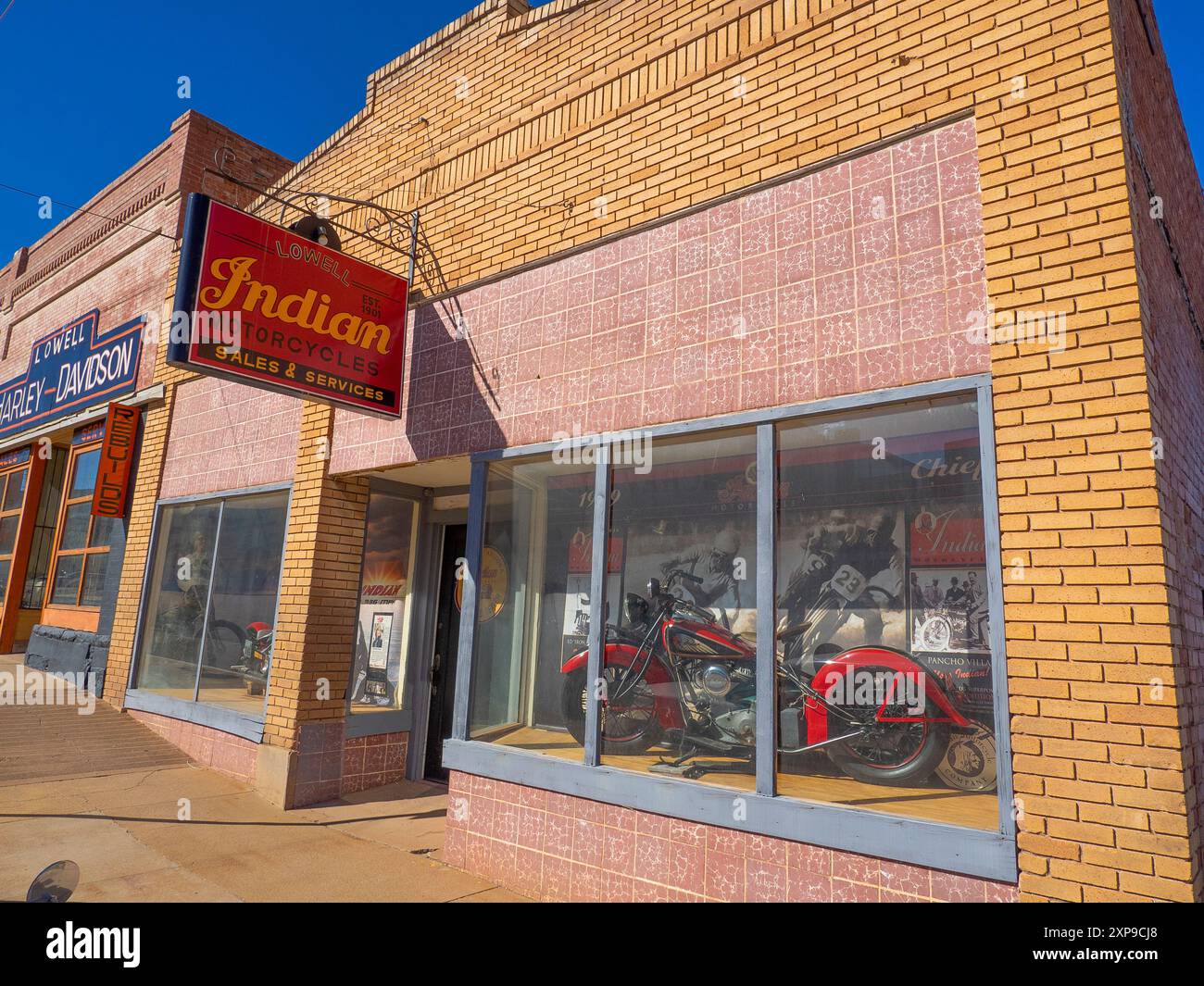 Signe de moto indienne sur le concessionnaire dans le quartier historique de Lowell, Arizona. Banque D'Images